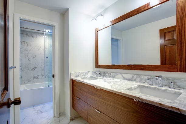 istock Sleek bathroom with double vanity cabinet 924824110