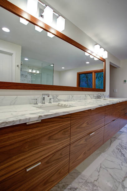 istock Sleek bathroom with double vanity cabinet 924825198