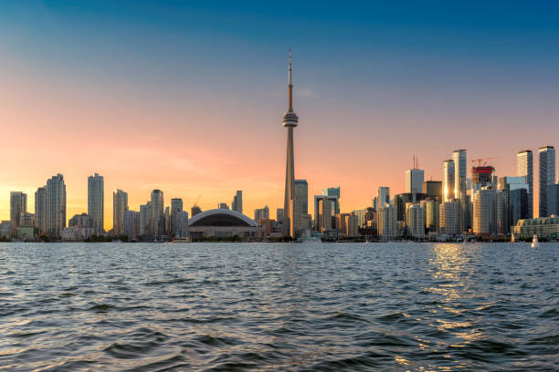 toronto skyline bei sonnenuntergang - canada turm stock-fotos und bilder