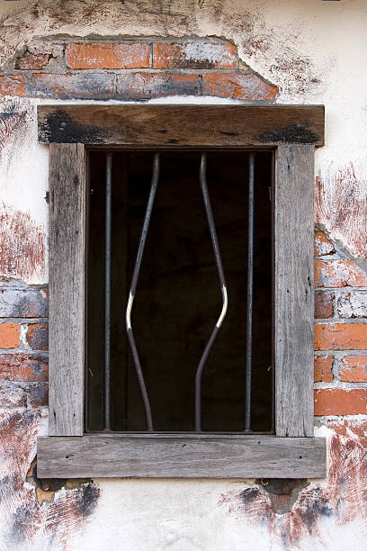 alte gefängnis fenster mit den bars sind gebeugt - window obsolete old black and white stock-fotos und bilder