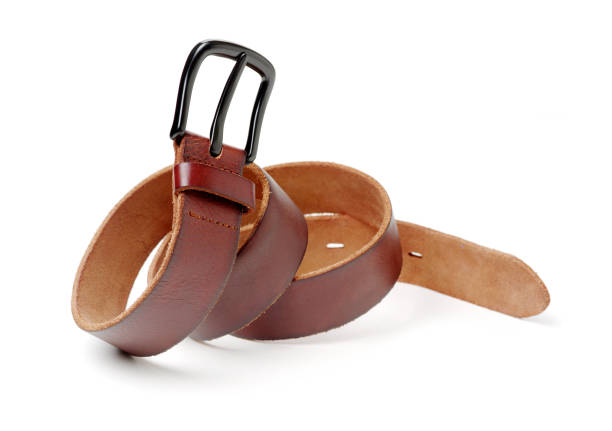 cinturón de cuero aislado sobre fondo blanco - belt brown leather buckle fotografías e imágenes de stock