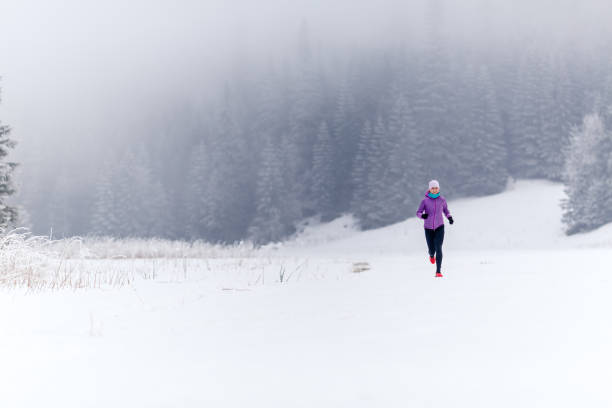 trail running girl in winter mountains - journey footpath exercising effort imagens e fotografias de stock