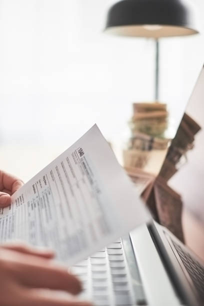 istock Filling out the 1040 tax form 924837798
