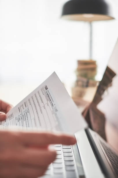 istock Filling out the 1040 tax form 924837814