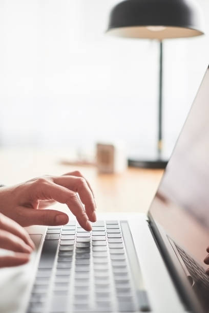 Digitar en el teclado de la computadora de mano - foto de stock