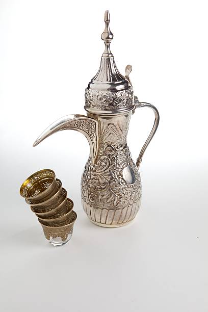 Tradicional árabe e xícaras de café - foto de acervo