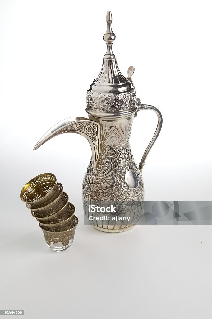 Традиционный арабский кофе Горшок и чашечками - Стоковые фото Аравия роялти-фри