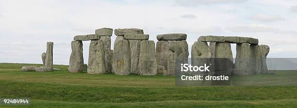 El Stonehenge En Inglaterra Foto de stock y más banco de imágenes de Stonehenge - Stonehenge, Color - Tipo de imagen, Construcción megalítica