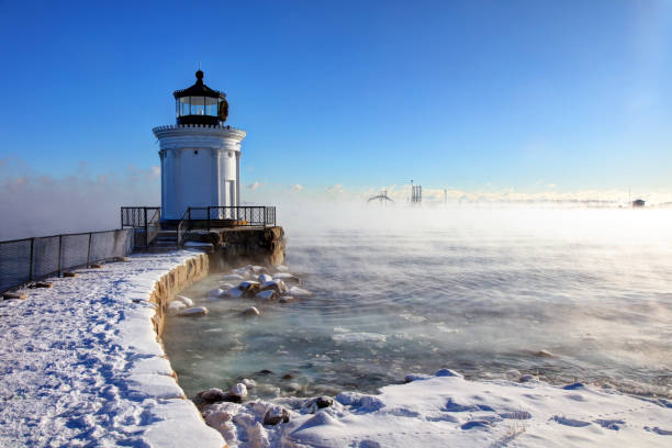 북극 바다 연기에 포틀랜드 방 파 제 빛 - maine lighthouse winter ice 뉴스 사진 이미지