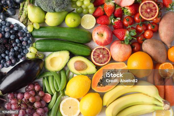 Foto de Arcoíris Frutas E Legumes Vista Superior e mais fotos de stock de Fruta - Fruta, Legume, Alimentação Saudável