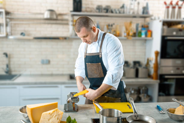 シェフは、特殊なマシンで、引き締まったイメージ薄い生地を作って、 - commercial kitchen restaurant professional occupation chef ストックフォトと画像