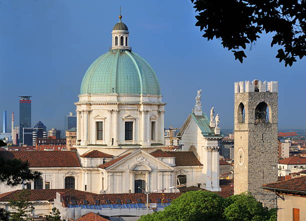catedral e skyline de brescia, itália - brescia imagens e fotografias de stock