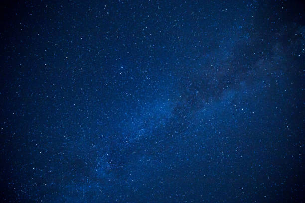 milchstraße mit sternen im universum - stern weltall stock-fotos und bilder