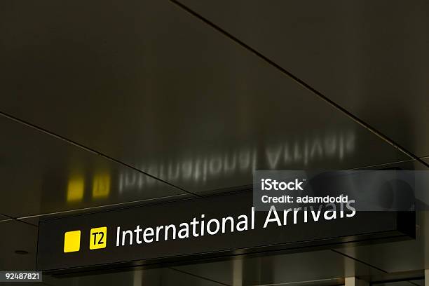 국제선 도착 팻말 0명에 대한 스톡 사진 및 기타 이미지 - 0명, 검은색, 공항