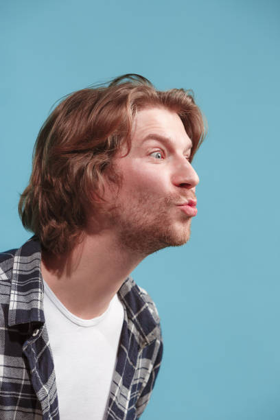 retrato de hombre atractivo lindo beso aislado sobre fondo azul - blowing men kissing blowing a kiss fotografías e imágenes de stock