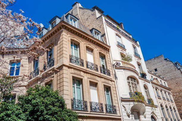 appartamenti in città a parigi, francia - old stone house foto e immagini stock