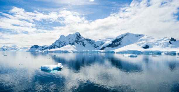 istock Antarctic Landscape with Icebergs and Mountains 924890844