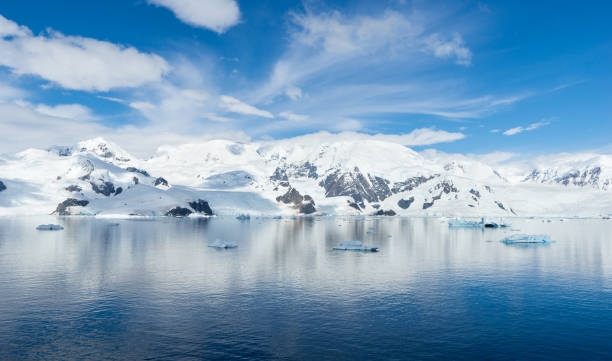 istock Antarctic Landscape with Icebergs and Mountains 924890872