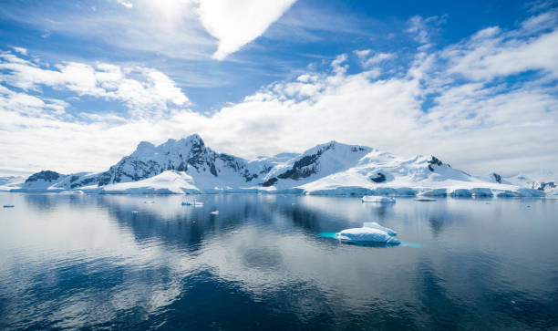 istock Antarctic Landscape with Icebergs and Mountains 924891128