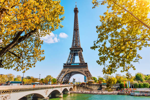 torre eiffel en parís, francia - lugar famoso local fotografías e imágenes de stock