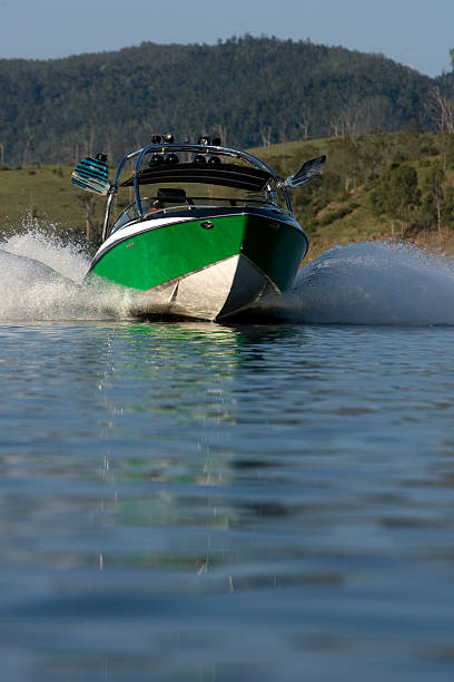 Erleben Sie ungeahnte Wakeboard-Abenteuer auf dem See – Foto