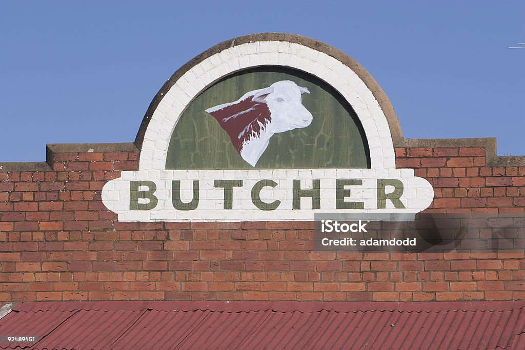 Butcher cielo azul detrás de cartel - Foto de stock de Carnicería libre de derechos