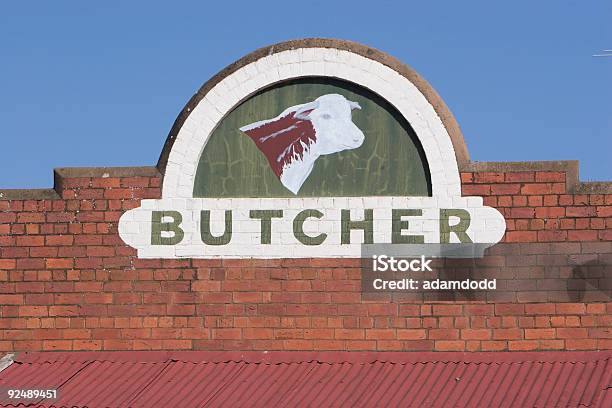 Butcher Cielo Azul Detrás De Cartel Foto de stock y más banco de imágenes de Carnicería - Carnicería, Aire libre, Arquitectura exterior