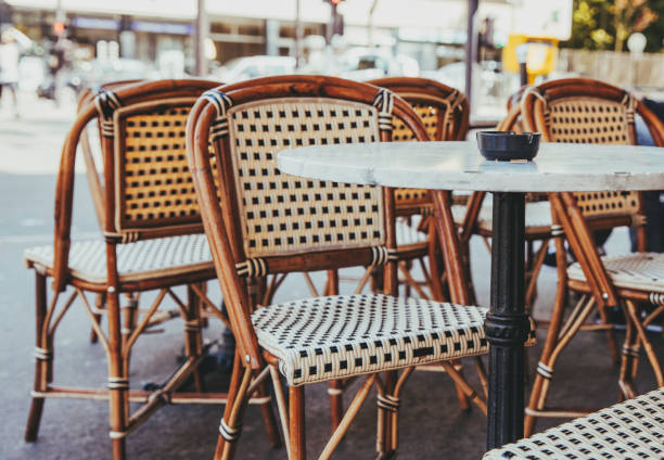 empty chairs in a restaurant on the streets of paris - outdoor chair imagens e fotografias de stock