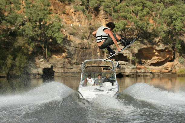 Wakeboarder in Luft, Aufnahme von hinten – Foto