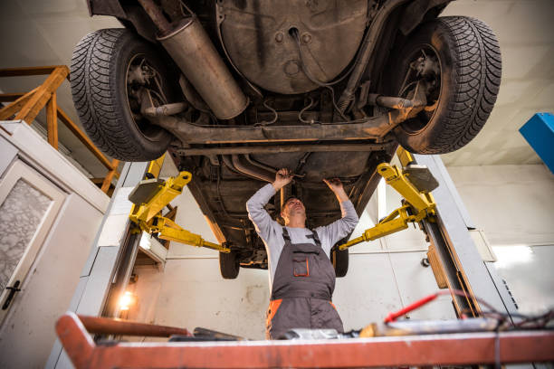 istock Male mechanic fixing broken car indoors 924901932