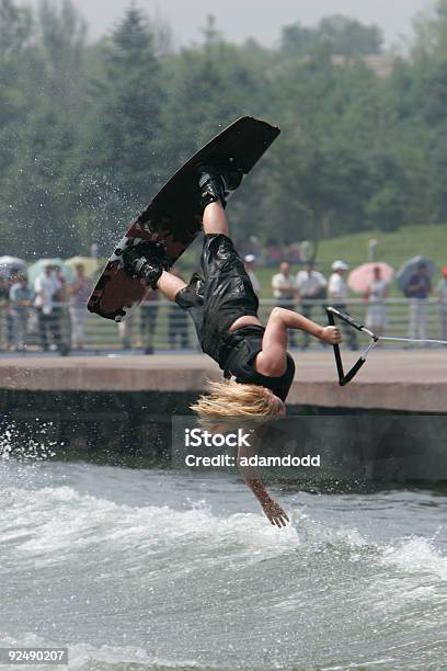 Menina Wakeboarder Ter - Fotografias de stock e mais imagens de 20-29 Anos - 20-29 Anos, 30-39 Anos, Adolescente