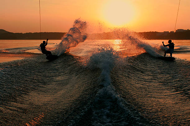 2 つの wakeboarders スラッシュモーニングコールの夕暮れ - wakeboarding waterskiing water ski sunset ストックフォトと画像