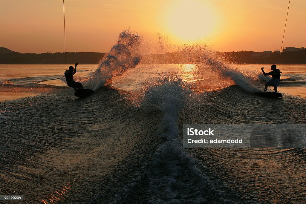 Dois wakeboarders barra o curso ao pôr do sol - Royalty-free Esqui Aquático Foto de stock