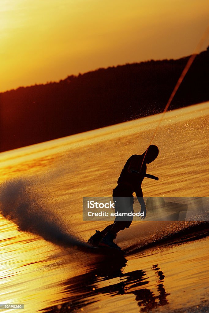 Wakeboarder 슬라이드를 유리상 물 해질녘까지 - 로열티 프리 20-29세 스톡 사진