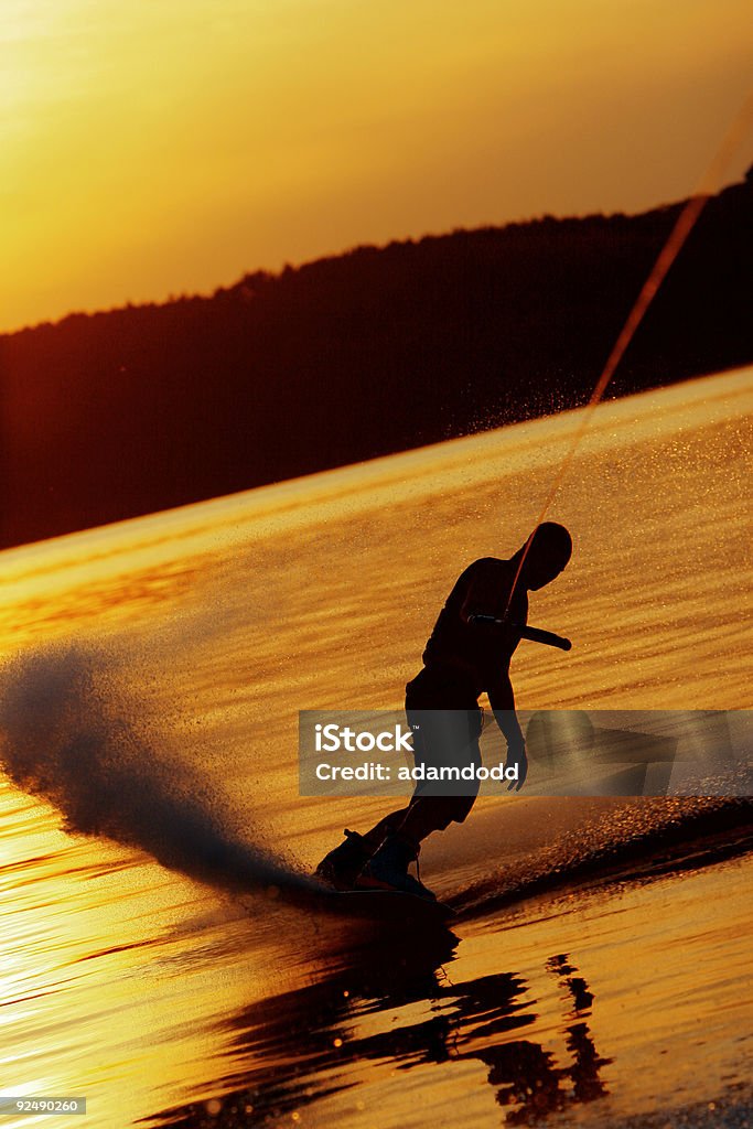 Wakeboarder slajdy na błyszczące wody o zachodzie słońca - Zbiór zdjęć royalty-free (20-29 lat)