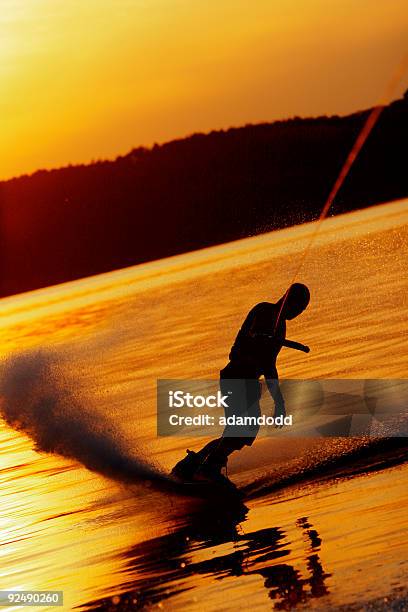 Wakeboarder Стекла На Glassy Воде На Закате — стоковые фотографии и другие картинки 20-29 лет - 20-29 лет, 30-39 лет, Брызги