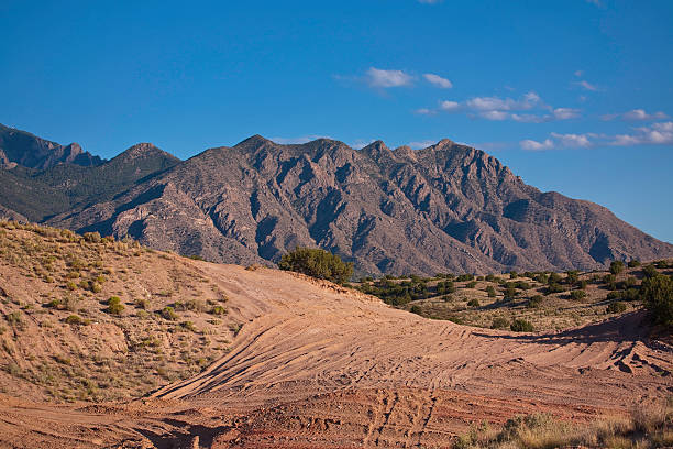 szlaki w piasek z sandia mountains w albuquerque - santa fe trail zdjęcia i obrazy z banku zdjęć