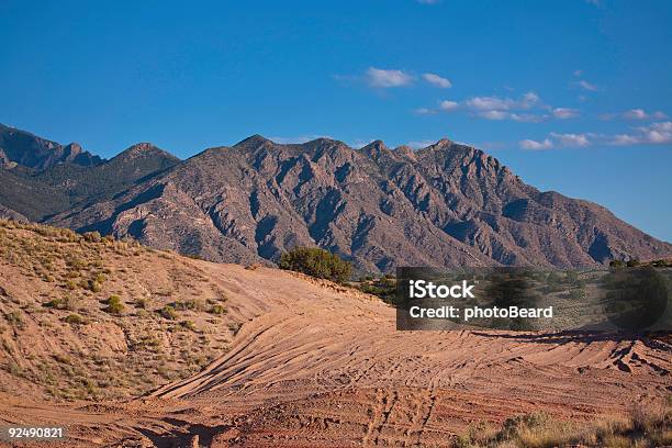 Foto de Trilhas Na Areia Com Montanhas Sandia De Albuquerque e mais fotos de stock de Rio Rancho