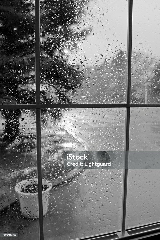 Regen-Tropfen in ein Fenster mit Aussicht in schwarz und weiß - Lizenzfrei Auffahrt Stock-Foto