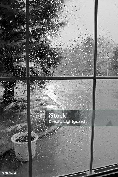 Pingos De Chuva Na Janela Com Vista Em Preto E Branco Fora - Fotografias de stock e mais imagens de Branco