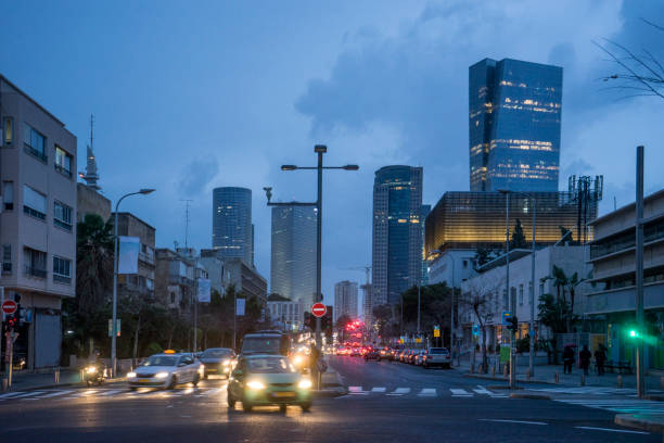 crepúsculo em tel aviv. rua de jbotinsky. - tel aviv israel skyline traffic - fotografias e filmes do acervo