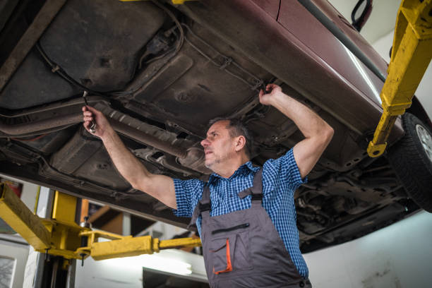 istock Male mechanic fixing broken car indoors 924919914