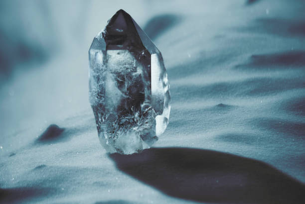 gran cristal de cuarzo en un primer plano de fondo nevado - ice crystal textured ice winter fotografías e imágenes de stock