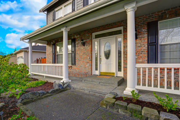 istock Gray mixed siding home with an elegant porch 924930722