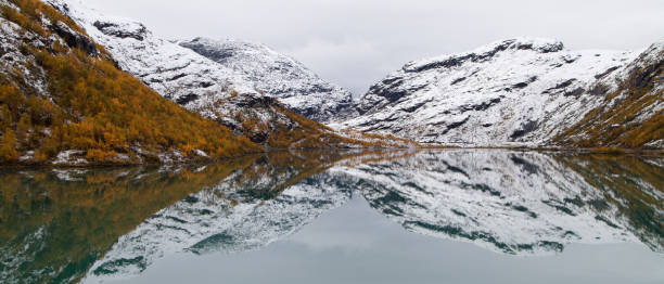 istock Lake Bovertunvatnet in Jotunheimen 924931288