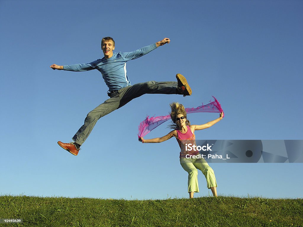 Paare, springen auf Gras - Lizenzfrei Attraktive Frau Stock-Foto