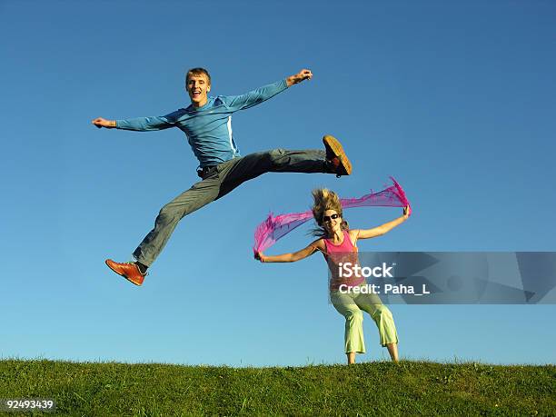 Paare Springen Auf Gras Stockfoto und mehr Bilder von Attraktive Frau - Attraktive Frau, Berühren, Beweglichkeit