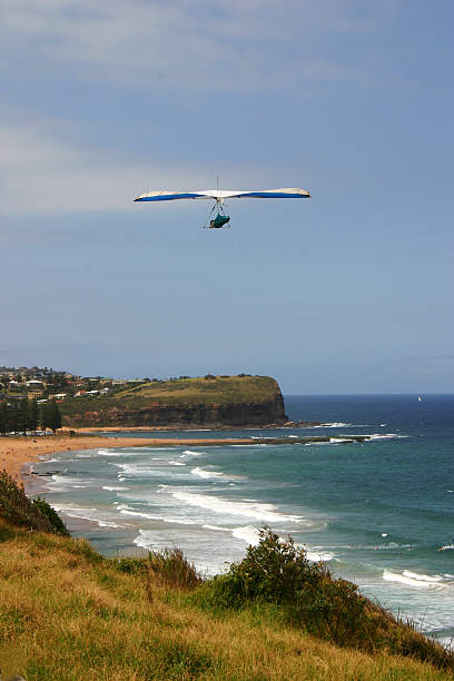 Hanglider On High A hanglider soars high over the northen beaches of Sydney, Australia. para ascending stock pictures, royalty-free photos & images