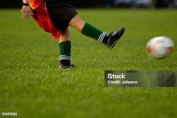 Posłanie Piłki Nożnej Piłka - zdjęcia stockowe i więcej obrazów Boisko - Boisko, Chłopcy, Czerwony
