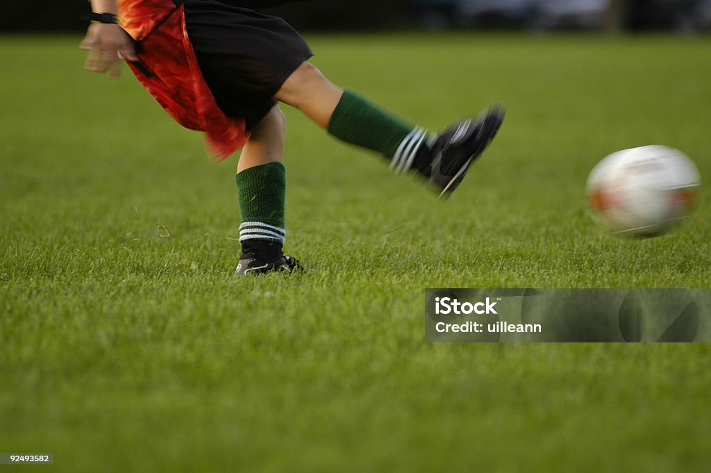 Chutar a bola de futebol - Foto de stock de Bola de Futebol royalty-free
